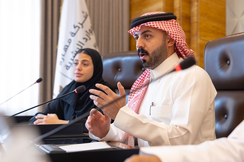 متحدث يقدّم عرضه أمام الميكروفون