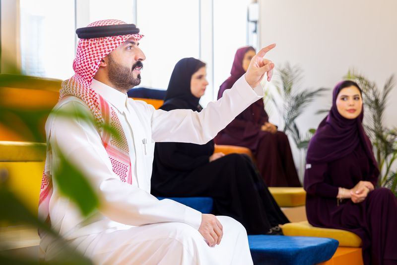 مشارك يرفع يده ليطرح سؤالًا خلال ورشة عمل