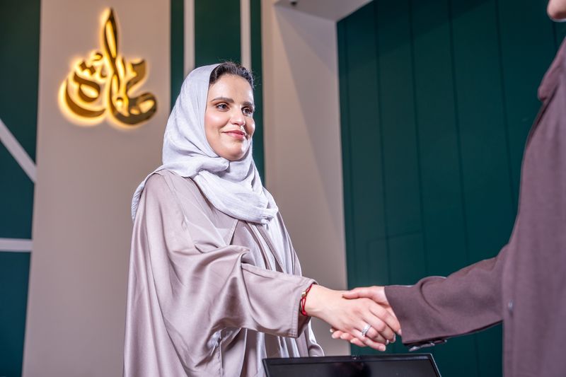 عميلة تصافح موظفة في فرع مهارة